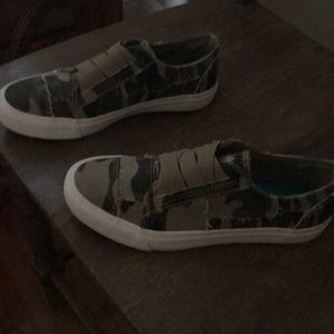 Blow fish camo flats